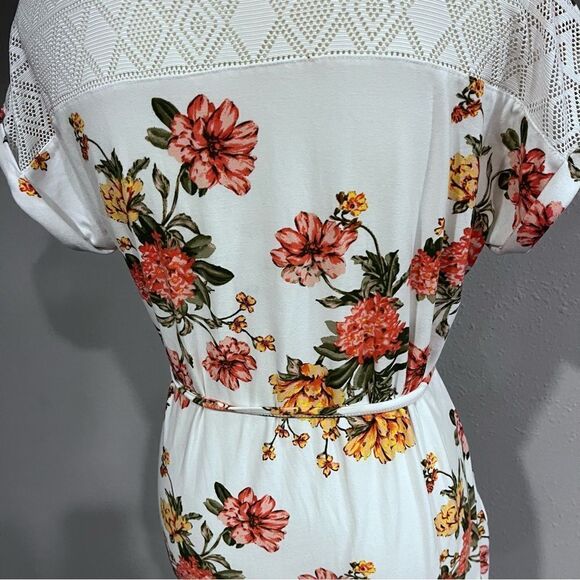 Floral short sleeve v-neck dress with belt - Picture 8 of 13